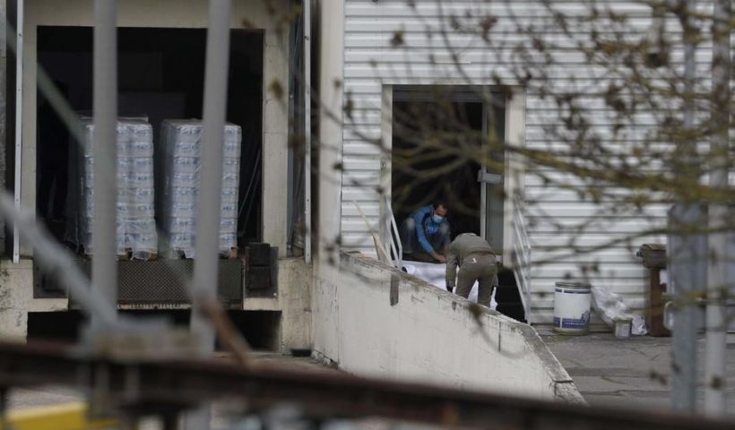 Des ouvriers s’attellent à la mise en place du Funérarium de Rungis