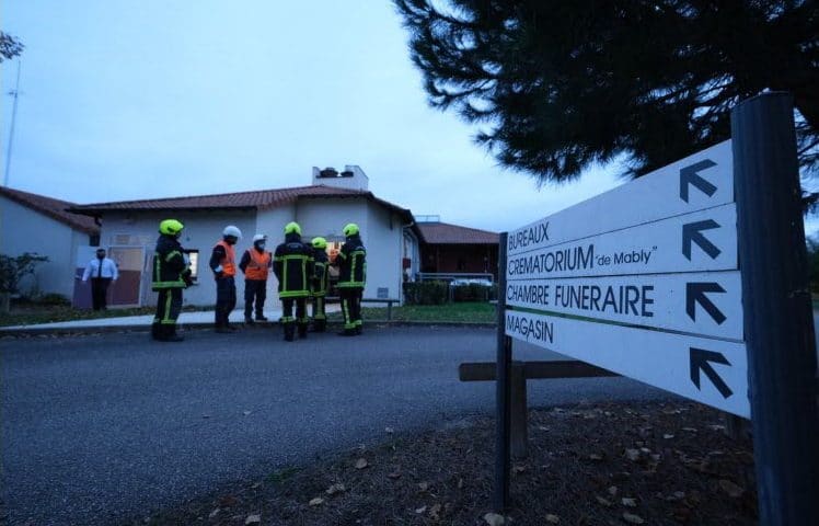 four prend feu pendant la crémation