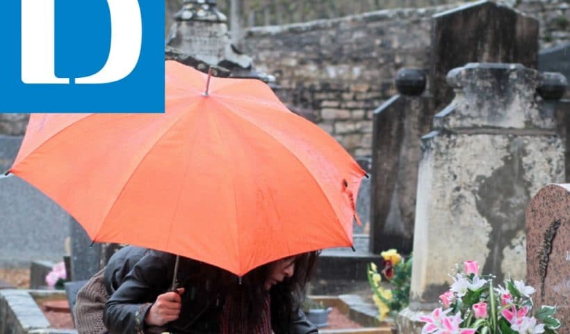 Femme cimetière parapluie