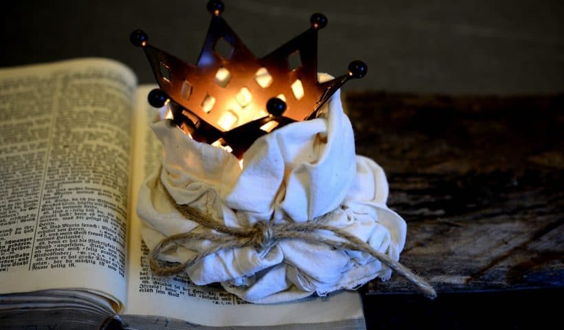 Bougie sur livre