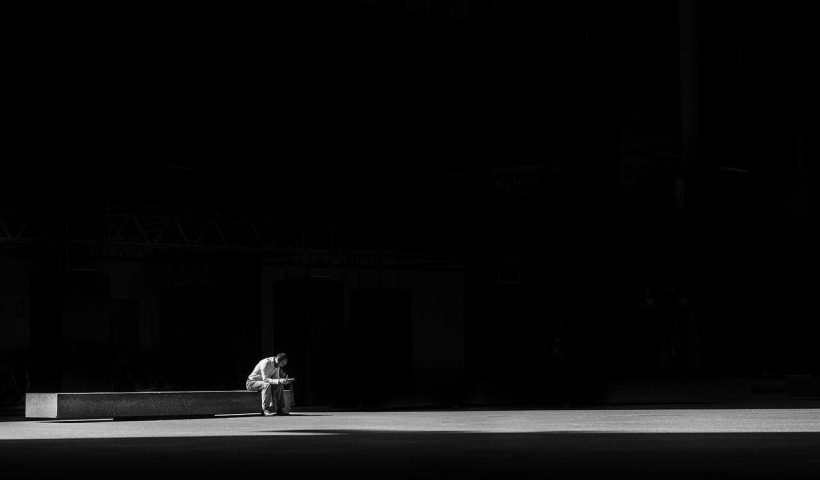 homme banc attente